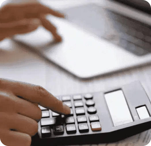 mão sobre calculadora e notebook