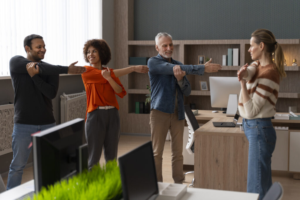 Colaboradores em empresa participando de ação de promoção à saúde mental e física