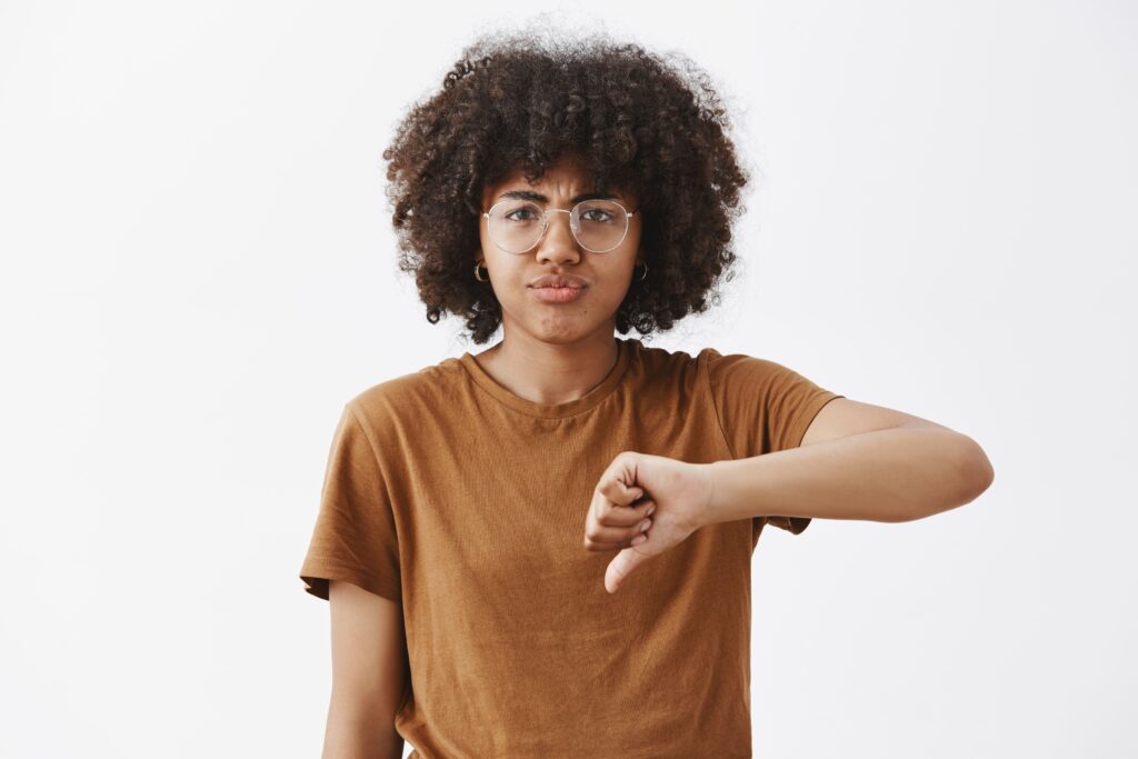 Mulher negra com expressão negativa que representa os dados ruins de turnover da empresa