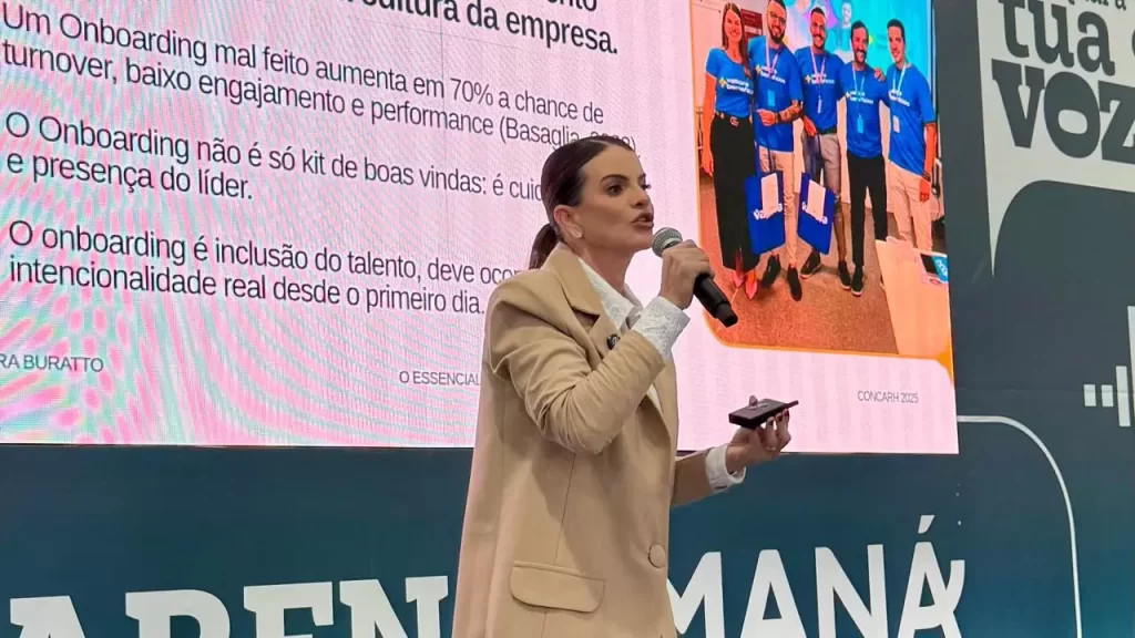 Indianara Buratto palestrando no CONCARH 2025