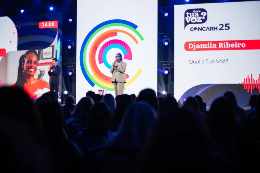 Imagem do painel da CONCARH 2025 com a filósofa e escritora Djamila Ribeiro. Evento em que a Vallora benefícios esteve presente. Imagem pela Gazeta Mercantil