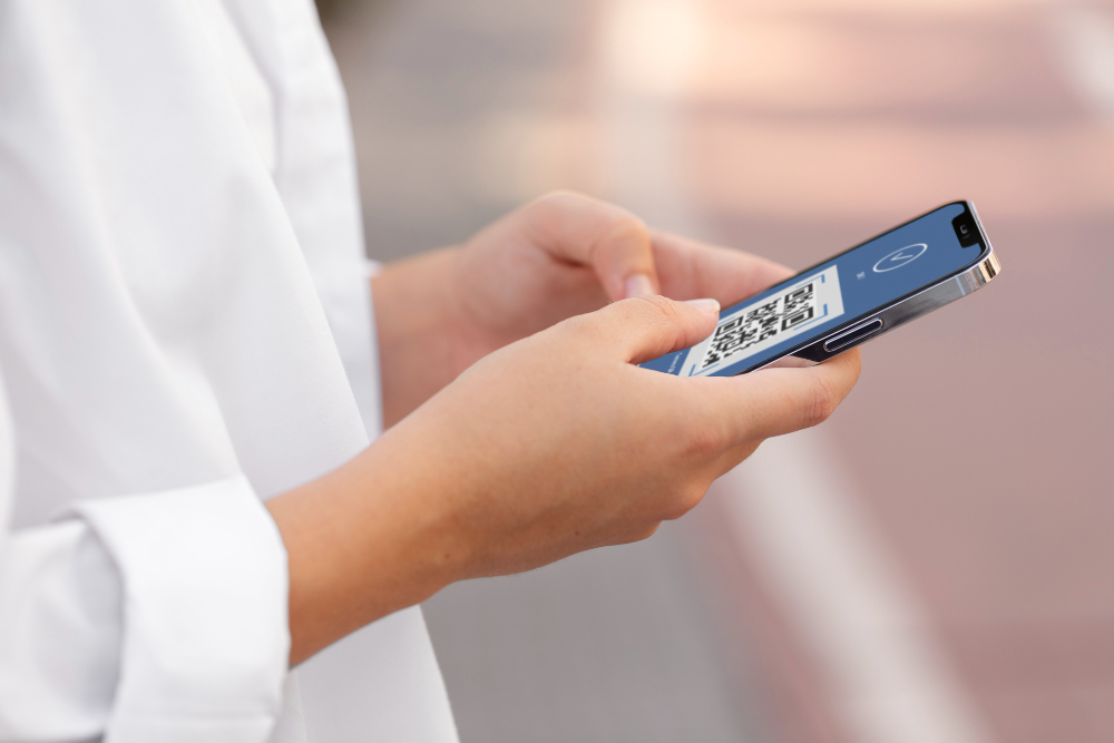 Colaborador usando controle de ponto pelo celular com QR code para facilitar o registro de horário de entrada e saída no trabalho.